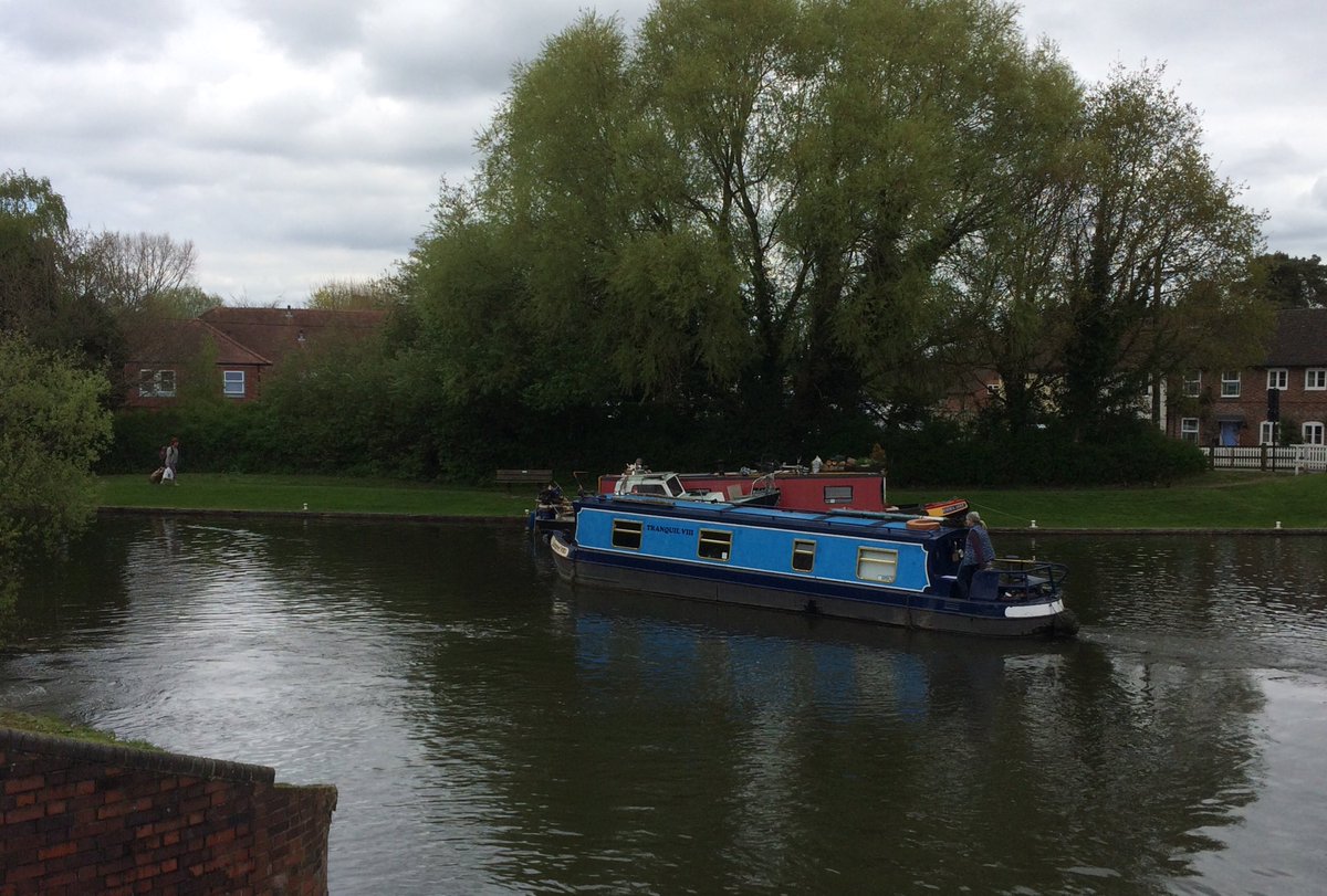 #tranquil at #aldermastonwharf - taking the quick turn to get a fresh tank of water.