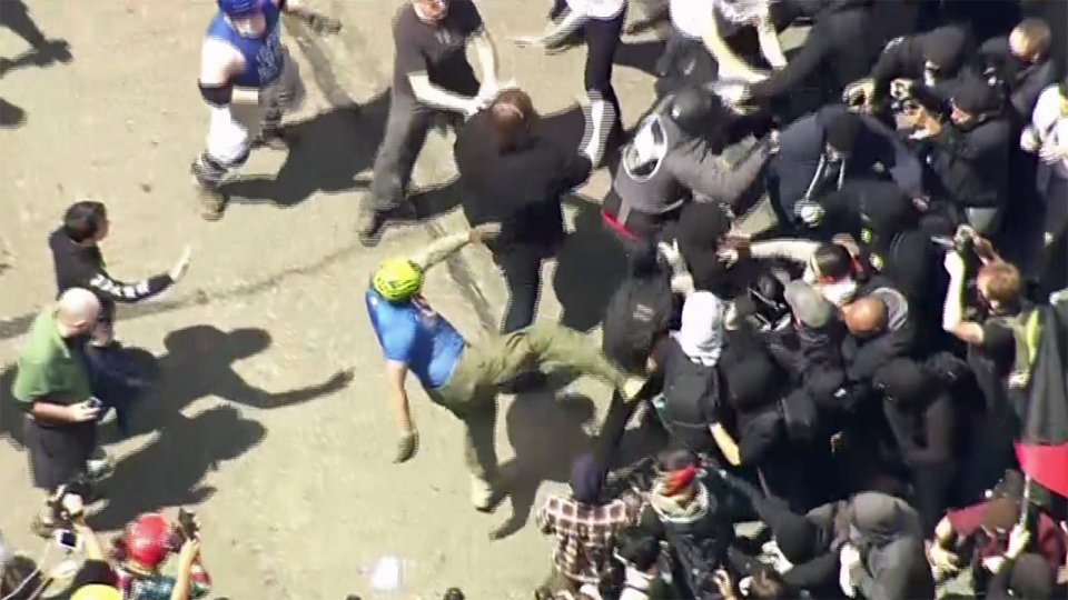 KPIXtv's tweet photo. Protests turn ugly in downtown Berkeley: fights, arrests, rioting. https://t.co/mjEnXcQYy8 https://t.co/EAPB9m3PUx
