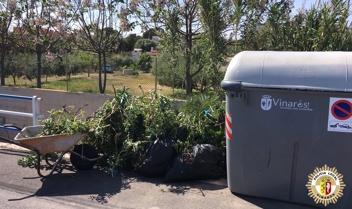 Hui hem denunciat a una persona per abocar restes de poda fora d'horari i a un lloc no permès. ℹ️ #Ordenances: policia.vinaros.es/?page_id=11860