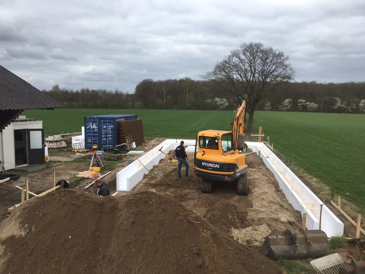 johanvvrouveen's tweet photo. Na het bekisten en vlechten de vloer van de schuur / paardenverblijf maar even gestort. https://t.co/y8MGyR1Rb6