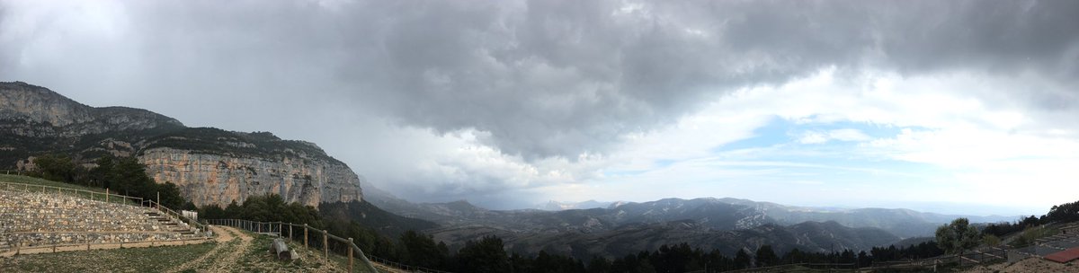 plaki21's tweet photo. Matí assolellat, tarda de ruixats al @zoopirineu #Serresd'Odèn #PortdeComte @Monica_Usart @AlfredRPico @TomasMolinaB @MeteoMauri @valldelord https://t.co/7teuhULpqY