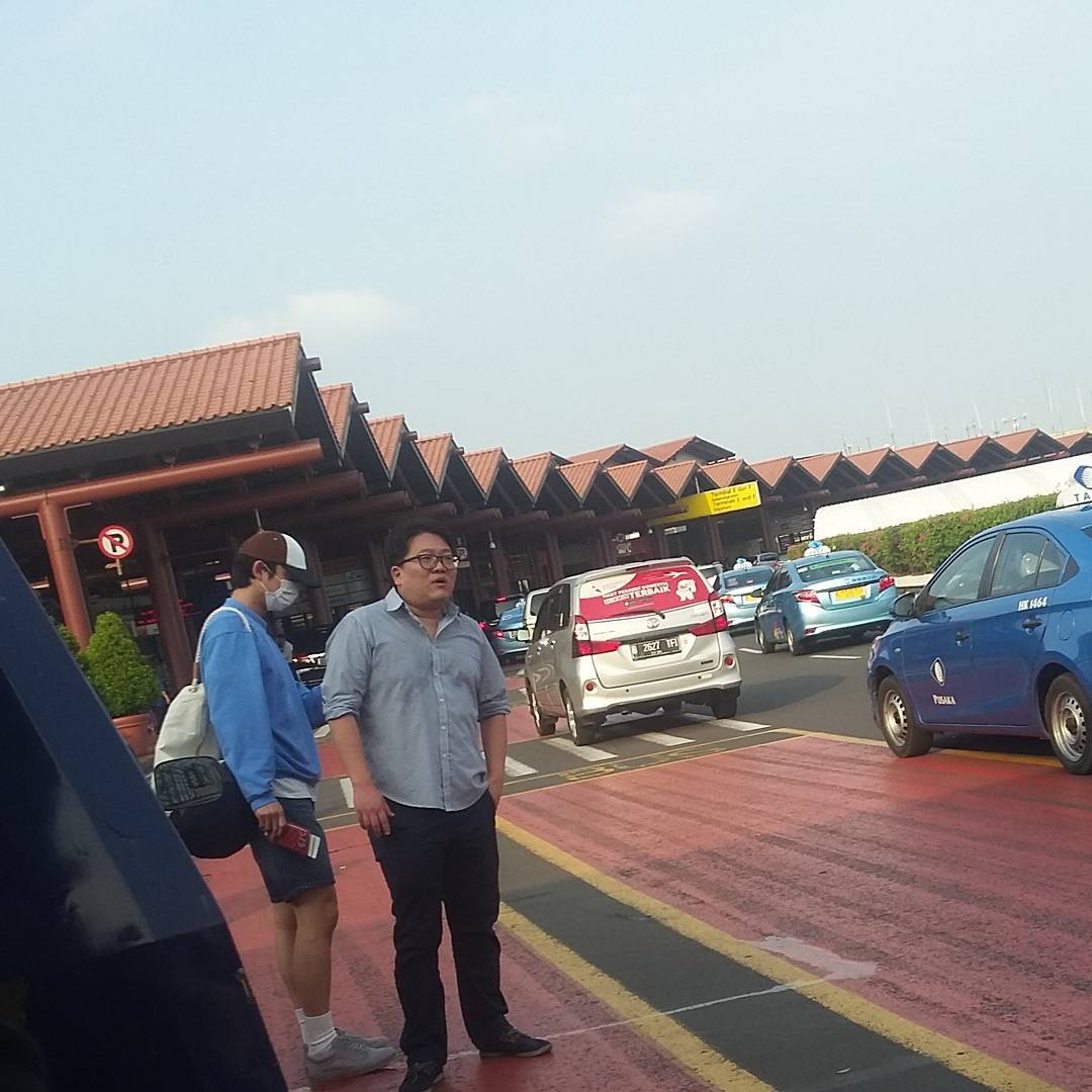 jiwfann's tweet photo. #GongYoo in Jakarta?? Here?!! Like what?!! Asdffghhjjjkkl #공유 what are you doing here?! ❤❤❤❤❤❤❤❤❤ https://t.co/tY184x5S7f