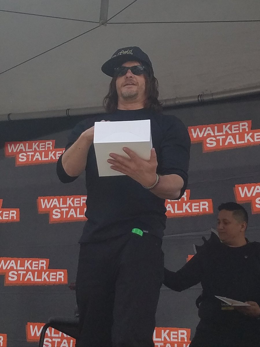 ennoia3's tweet photo. He's such a good helper! #prettytoo RT@FeatherMishap This guy helped us wish @JDMorgan a happy bday @wwwbigbaldhead @WalkrStalkrCon #WSCSF https://t.co/aluzw6l0ST
