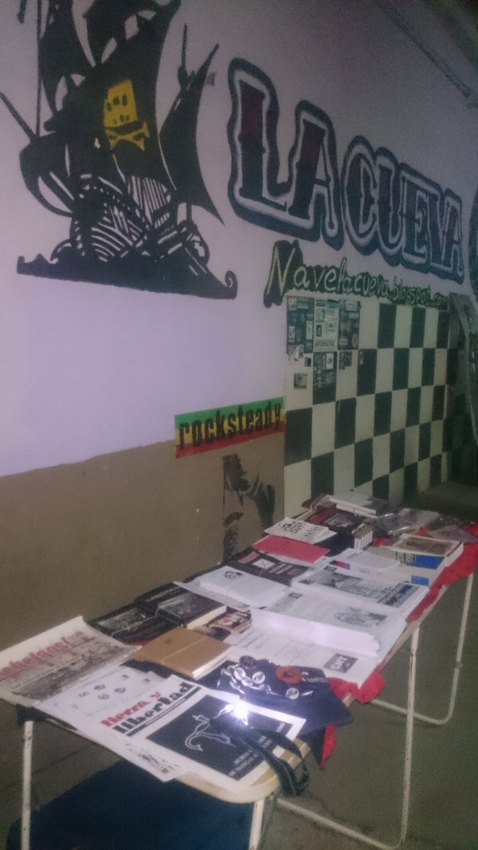 El #VIEncuentro sigue en <a href="/CuevaPalentina/">LA CUEVA</a>, aquí la mesa de propaganda de @CNTPalencia #LEE #CulturaLibertaria #Anarcosindicalismo