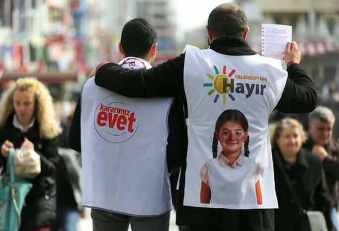 Görsele iyi bakın; kavgasız da derdinizi anlatabileceğinizi görün. Cenazenize, düğününüze siyasetçiler değil, dostlarınız gelecek.
