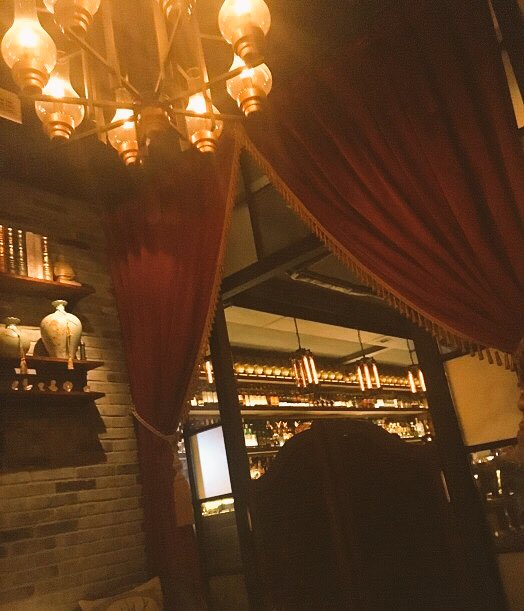Pm2 5の使者 Sur Twitter 北京レポ Rong Bar こちらは三里屯の外れにあるバーです 雰囲気最高 クラブミュージックではなくしっとりとした音楽が流れています ウイスキーの種類が多く ゆったりと味わえます 内装は古代中国をイメージしたもので 和洋折衷ならず