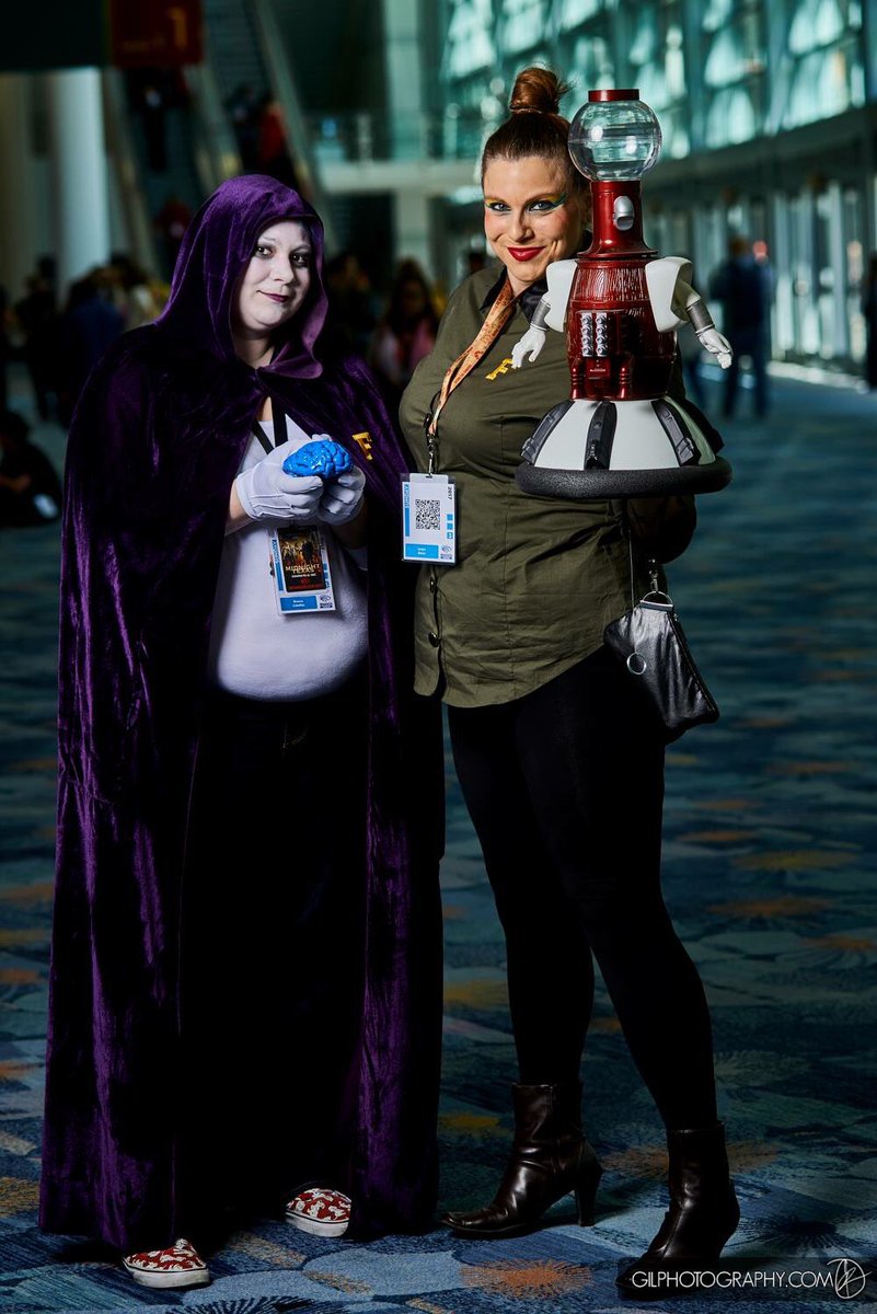 LorynStone's tweet photo. Two wicked, evil villains. #MST3K #Wondercon2017 #PearlForrester #BrainGuy #Cosplayers https://t.co/WYPvt3Awvn