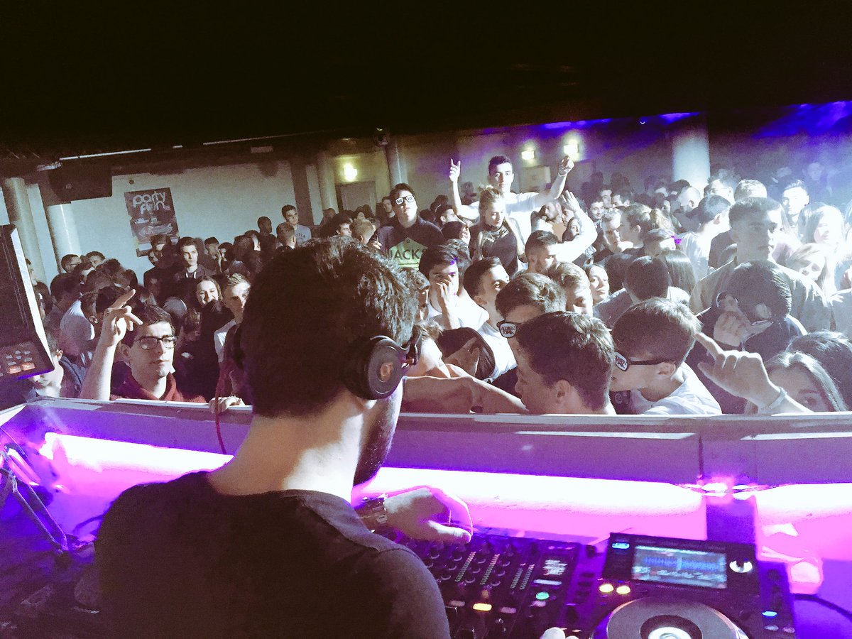 AcliseOfficial's tweet photo. @AdrienToma en mix live dans un Helianthe Club Full pour un énorme @Party_Fun club @funradio_fr 🔥🔥🔉 Booking: @ArtistsPlus @AFRENOY ✅ https://t.co/f6ysBJZh0p