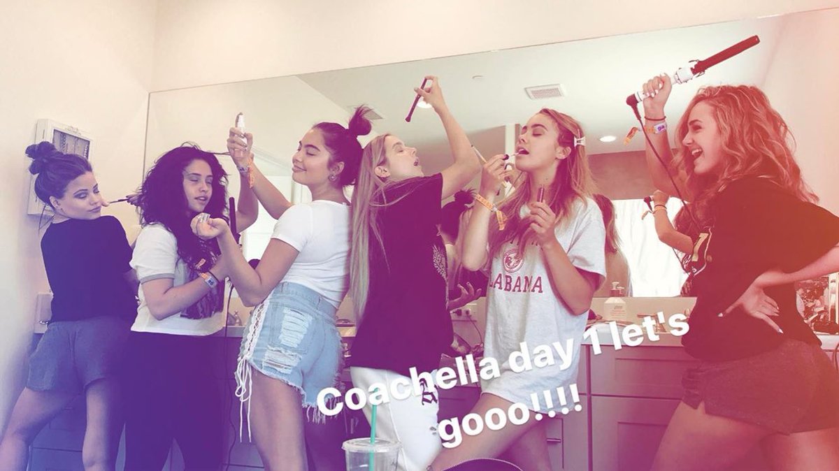 S_ReynoldsJP's tweet photo. アメリカはCoachellaで盛り上���ってますね🌵
Sophieも今年は、Brenna.Cameronなどいつも仲良くしてるメンバーで参加しています！！！ https://t.co/Gx0m8hV92q