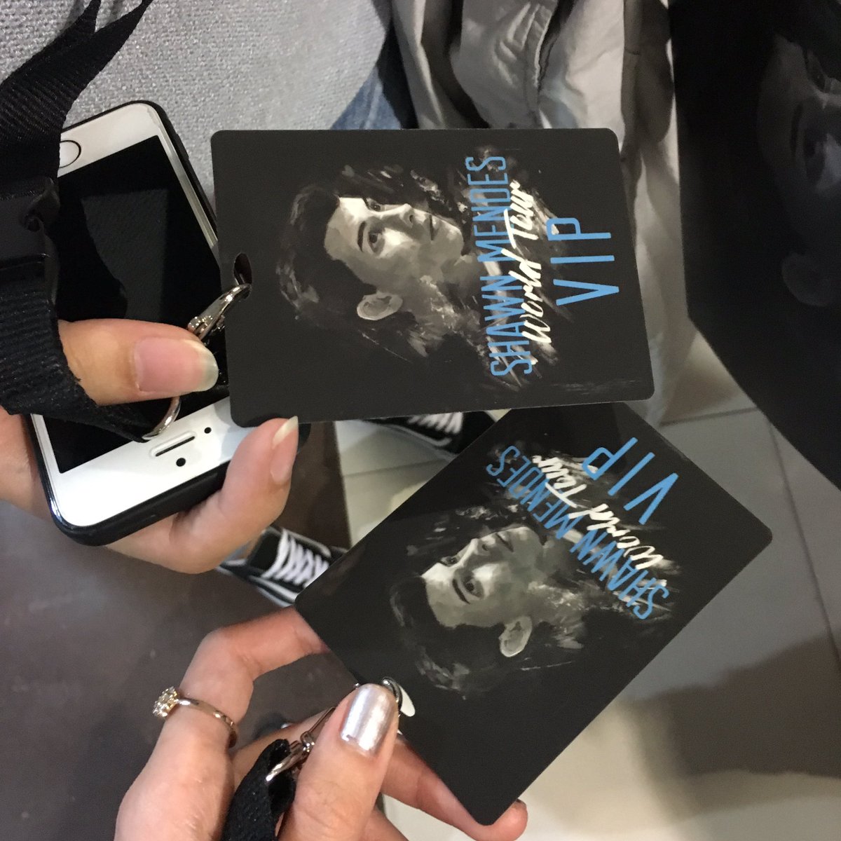 whadupmendes's tweet photo. @ShawnMendes #SHAWNSFIRSTHEADLINES more like #ShawnWorldTourManila https://t.co/x2bfomxpZo