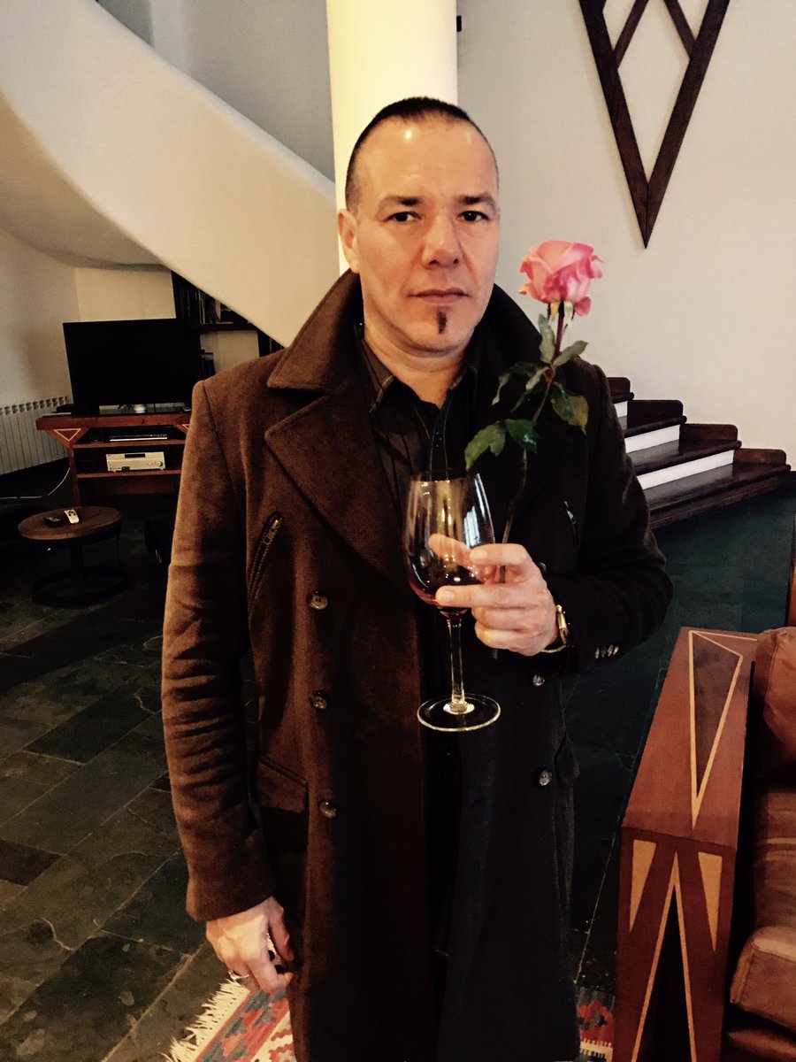 Fer preparado para ir al show. En minutos, @WINEROCKTOUR