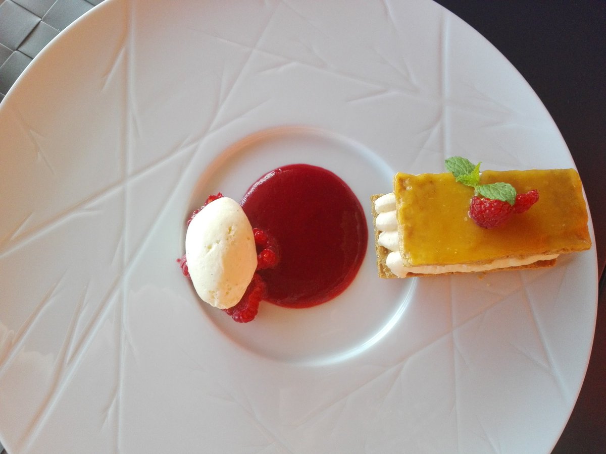 vanessafrcod's tweet photo. Deliciosos postres por Portugal #TresTexturas #MilfollasFrutosVermellos https://t.co/lseKead7BG