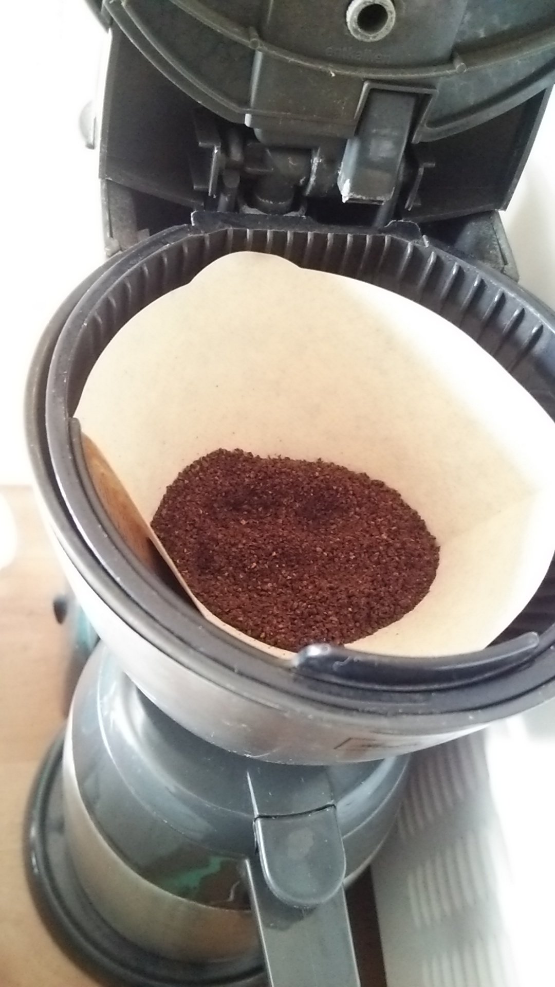 のぶまつ ダイソーの独逸製コーヒーフィルターがなかなか良い ペラッペラに薄くて目も詰んでてまるでわら半紙なんだけど 破れもしないし なんか少し濃く出る気がする そしてこんな顔して飲む T Co Ciex1dq8m4 Twitter