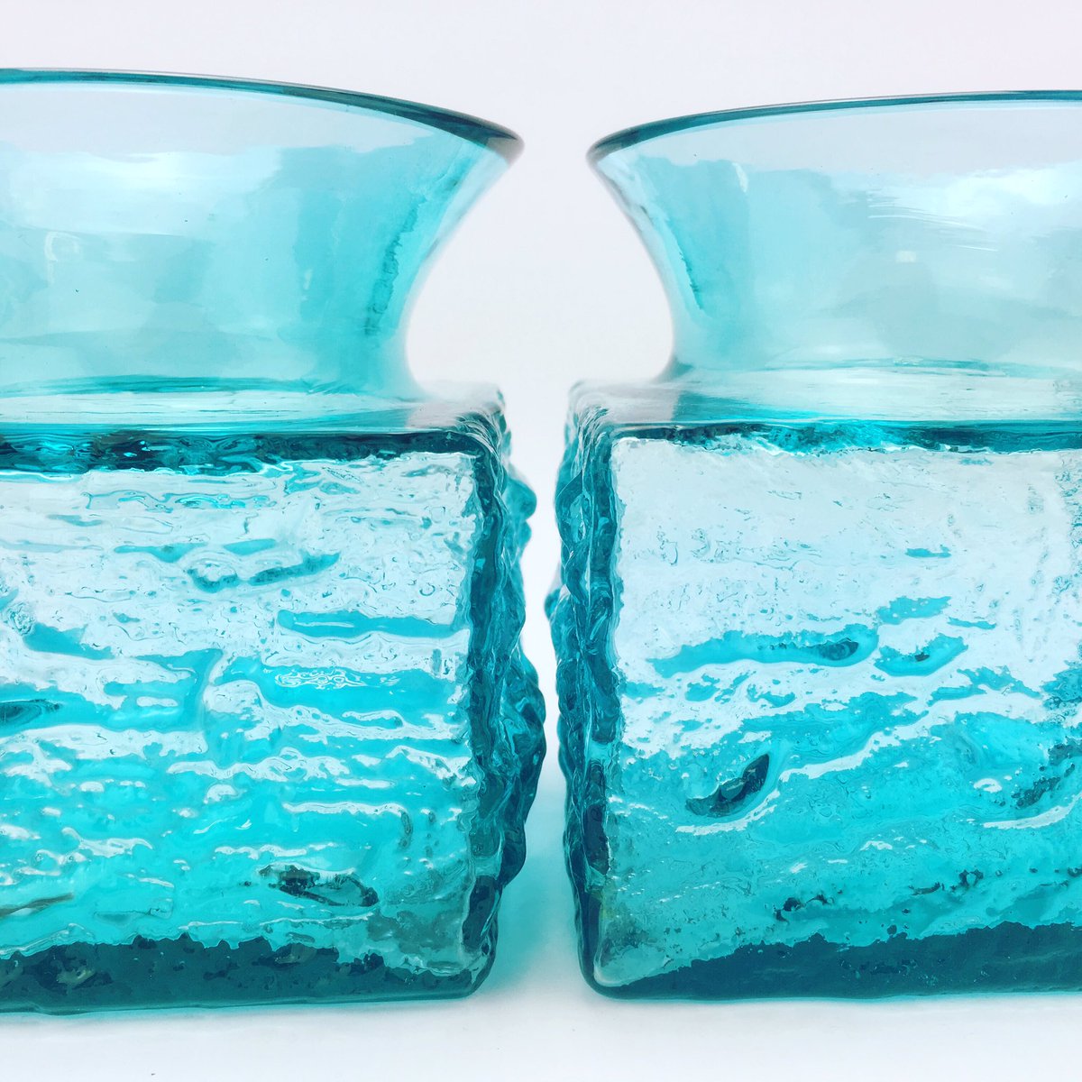 RetroMojoUK's tweet photo. Pair of #FrankThrower #FT101 #Textured #bark vases for #Dartington. In #kingfisherblue, available now @ https://t.co/lrqT6Qo04G :-) https://t.co/9EWA7vuq32