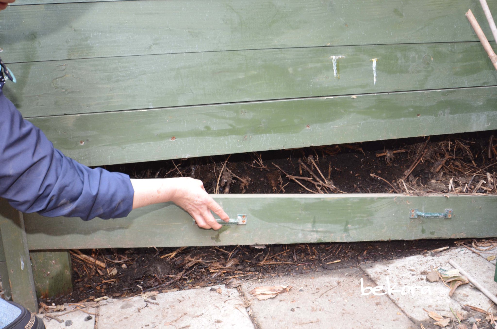 Bekora11 おはようございます 我が家の手作りコンポストです 枯葉や雑草カットした葉などを 入れて 時々米ぬかや使い古した土を 被せます 下から取り出すと ふかふかの堆肥が 出てきます それをこれから庭全体にまきます 中に