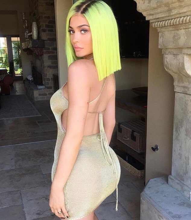 iamrvby's tweet photo. This color highlighted my day didn't it guys?🎾@KylieJNewsHQ @kylieismydream @kylizzlejennner @kyliemywife @kyliesprincesss @kyjennerworld https://t.co/gmsSfPcw02