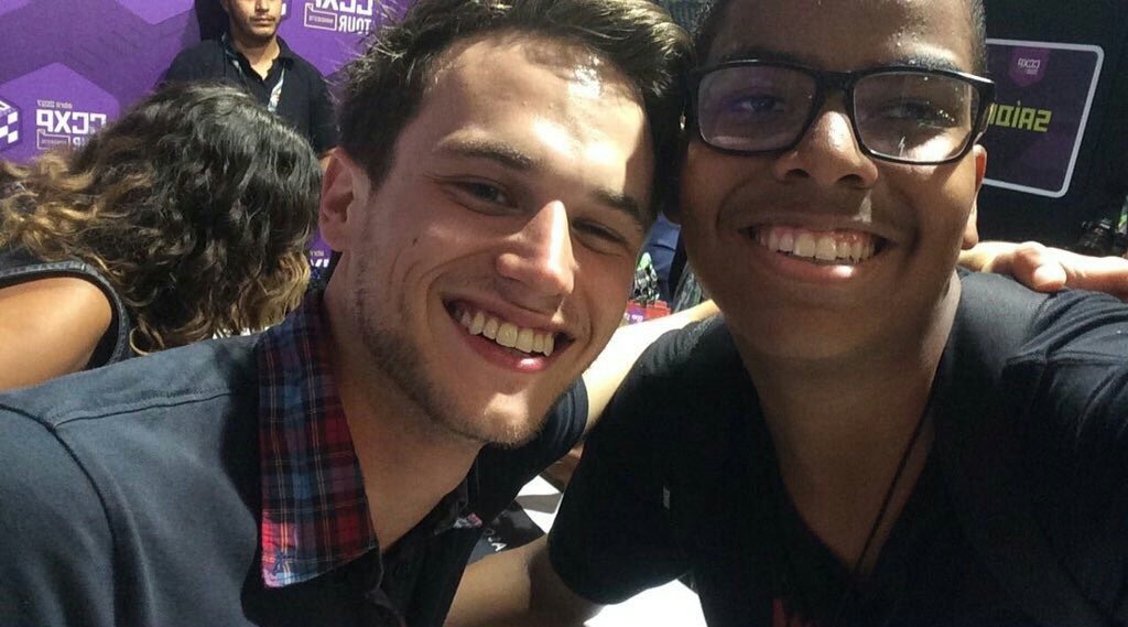 13reasonswhyNET's tweet image. The cast with some fans during the Autograph Session of the CCXP in Brazil yesterday. #13ReasonsWhy