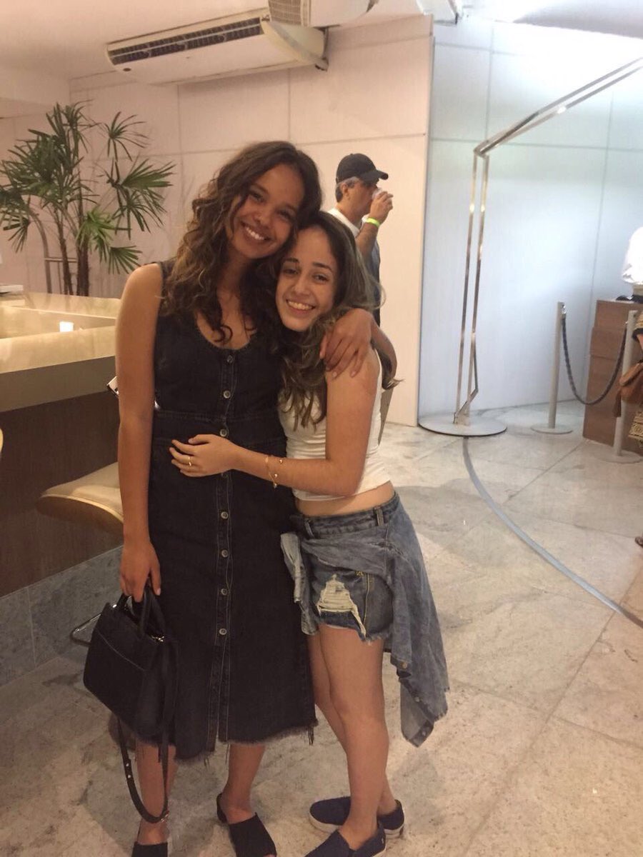 13reasonswhyNET's tweet image. Alisha Boe (Jessica) with a cute fan in Brazil. #13ReasonsWhy
