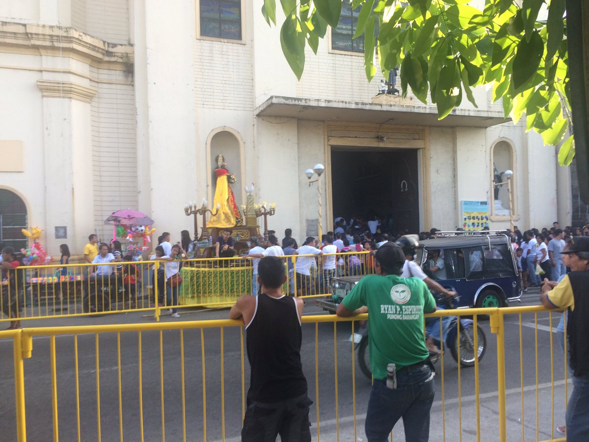 dispatchph_'s tweet photo. LOOK: Devotees packed at the entrance door of San Isidro Church for Easter Sunday mass. | @layugjohann 
#MahalNaAraw #BELIEVE https://t.co/XthETLxglJ