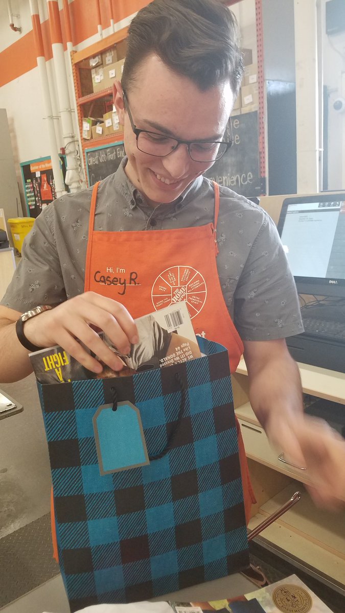 JordanJasper_11's tweet photo. 6503 taking care of their own courtesy of the VOA!!! Sending our newest Airmen off with his 1st Care Package!  @JOsgoodHD @kjl265 https://t.co/w0gcuzZBSu