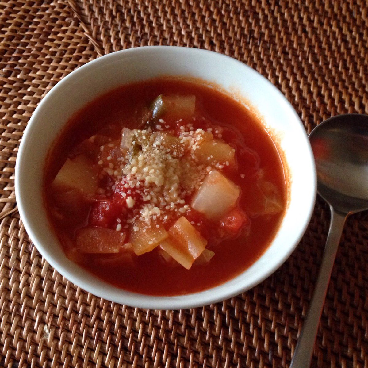 有賀 薫 炊飯器ミネストローネ 夜のうちに 刻んだ野菜と水 オリーブオイルを炊飯器 に入れ タイマーでセット 朝になったらミネストローネができていた 朝はパン食なので炊飯器をスープに使っても問題ないし 野菜の煮え具合がとてもよく なんだかこれ