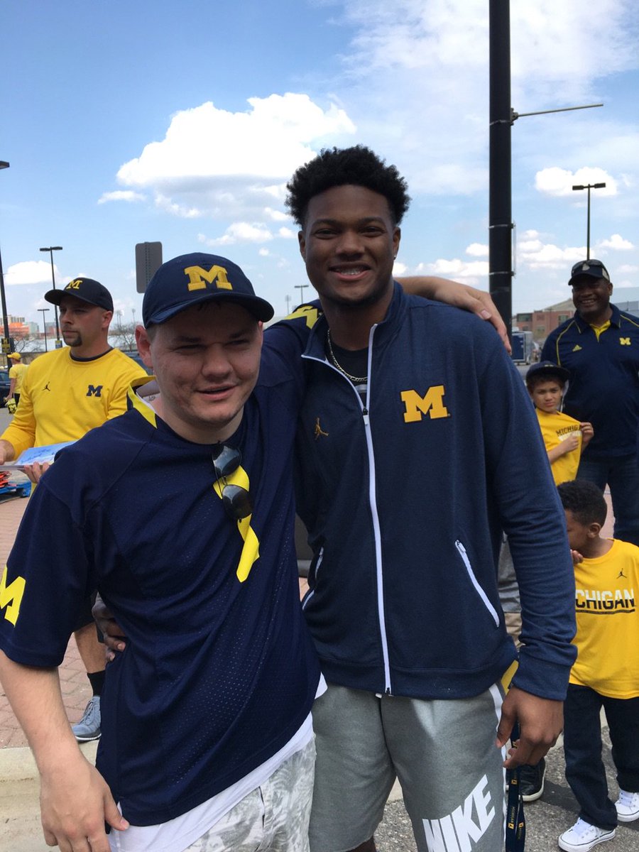 CeaseJustin's tweet photo. @lbg_nico7 it was might to meet you man you are truly a Michigan man https://t.co/3j7sLCJivw
