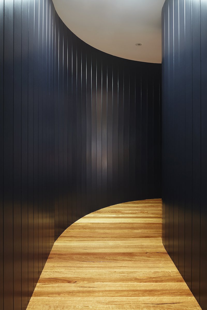 This really is a surprise, a curved dark tunnel separating the old from the new. #NickOwen waytuner.com/architecture/t… #architecture #Melbourne