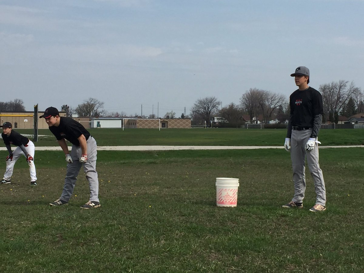 15UWindSelects's tweet photo. 15u players shagging wiffle balls #spencer#will#nick https://t.co/pOsMjFMBKS