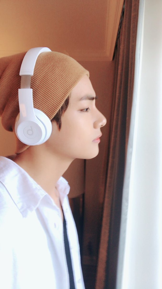 kairoscode's tweet photo. ⟨  태형。⟩ 

Looking right because some fans left us for 누구~ Just kidding, stay tuned. Guess what I'm listening to? ㅋㅋㅋ

#CODE #V
#TAETAE https://t.co/I204BHc2xO