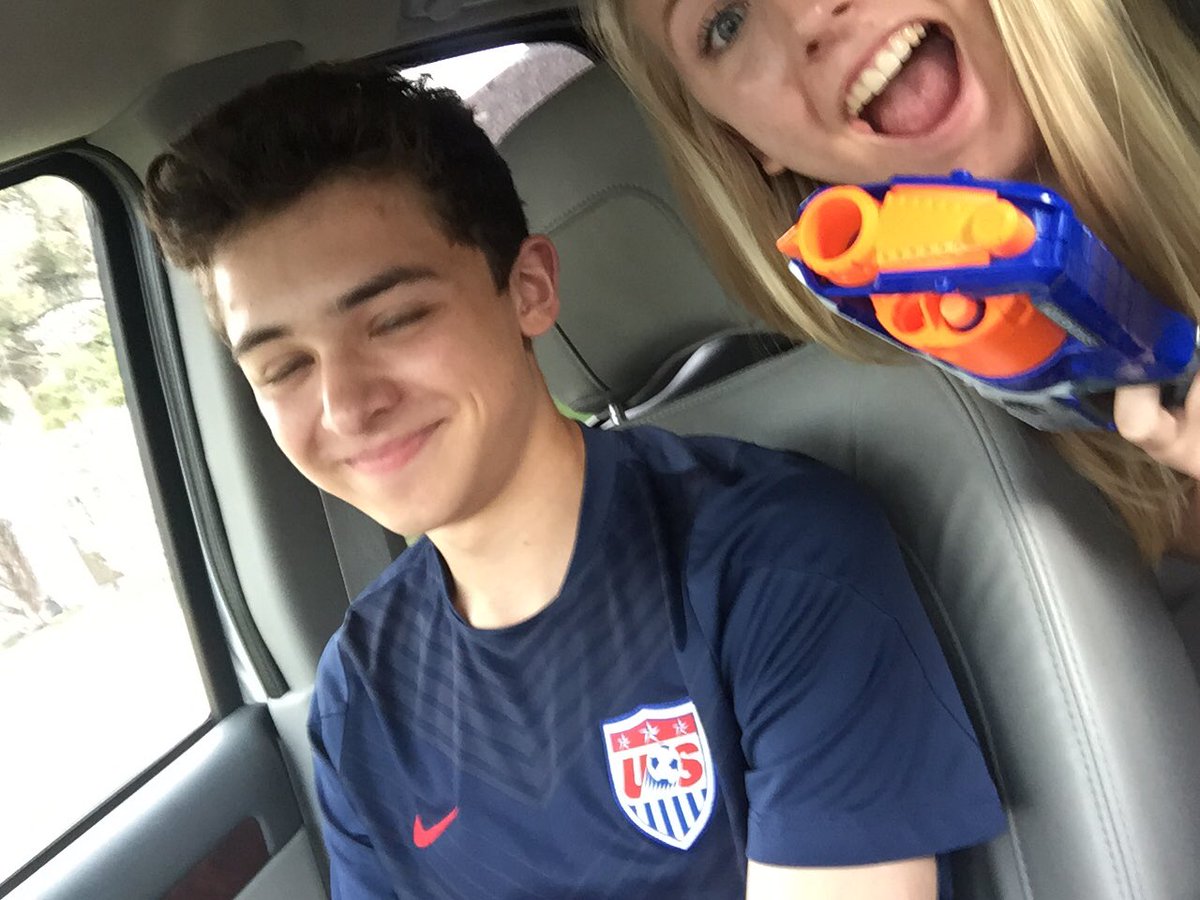 HotdogandBuns's tweet photo. poor bobby :( @SophomoreNerf16 https://t.co/w8cZXgJMEe