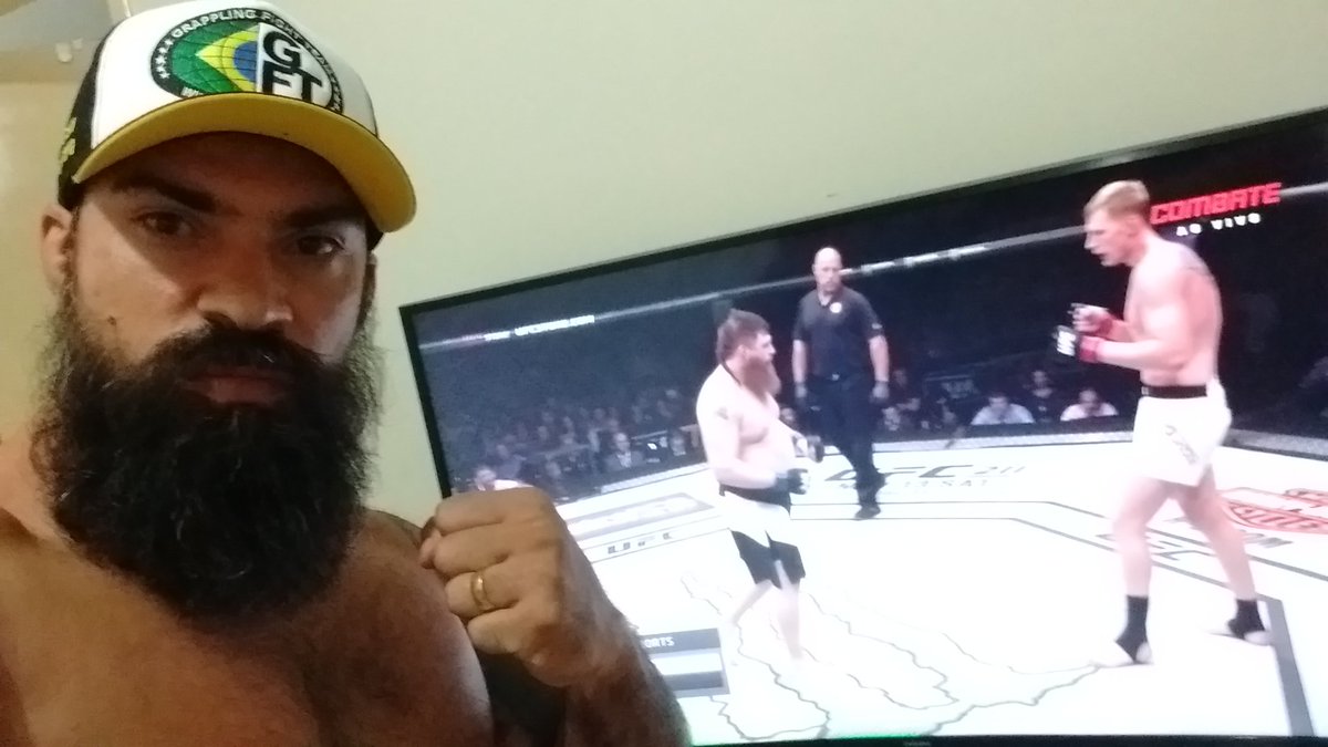 danilobigsnc's tweet photo. @canalCombate na torcida do casca grossa; Roy Nelson, porrada!! #canalcombate #combate #UFCnoCombate #ufc #ufcbrasil https://t.co/h5JUbfzk95