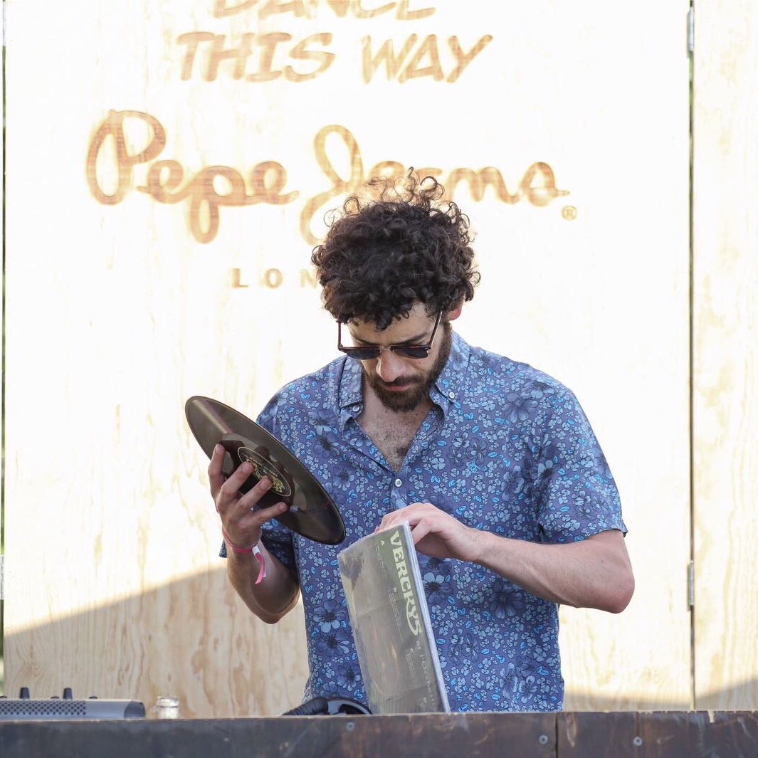 Porque Hofi Kofi sabe que aunque se te derritan dos discos en el sol, la música no para. @pepejeansmx #WalkThisWay