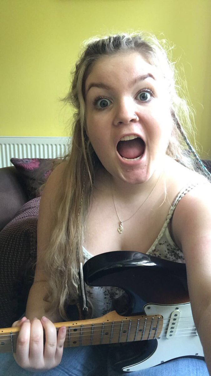 Here's my mental writing new songs face!! Also check out the fact I'm playing an electric, oooo fancy if I say so myself!!✨