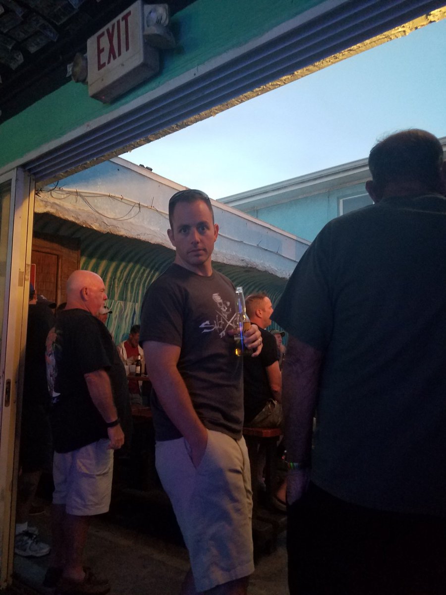 frogchip10's tweet image. #Hunkerdown #touchtunestv