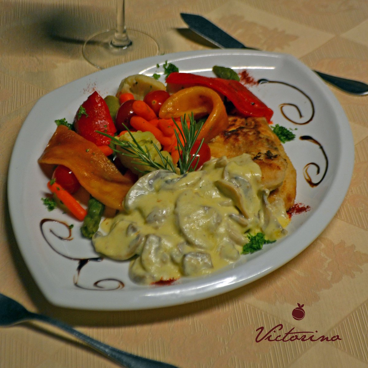 VictorinoPy's tweet photo. El domingo de Pascuas al mediodía los esperamos para saborear Tilapia con salsa de champignon y vegetales #VictorinoPy Reservas 0986300342 https://t.co/hPqyngPKWk