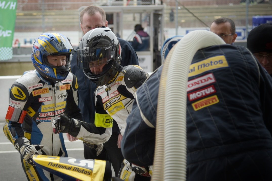 hondateam55's tweet photo. 4 photos de ces 11 premières heures du team aux #24hmotos ! On lâche rien!
🚨 https://t.co/qpUzlw3uUM