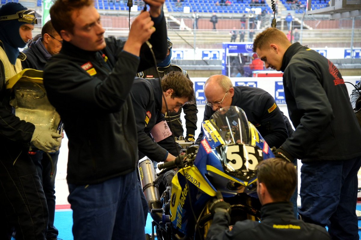 hondateam55's tweet photo. 4 photos de ces 11 premières heures du team aux #24hmotos ! On lâche rien!
🚨 https://t.co/qpUzlw3uUM
