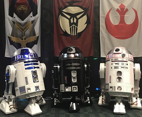Artoo In Love <a href="/ArtooInLove/">ArtooInLove</a> reunion youtu.be/1bK7FUWIvuE All the movie droids together again! #R2D2 #SWCO
😀