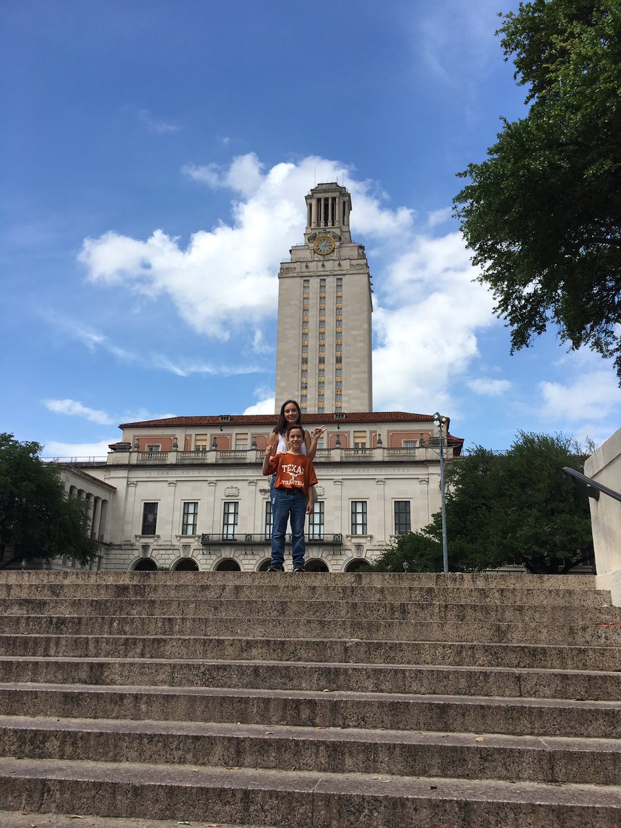 MarissaKubala's tweet photo. Hook 'Em! 🙂🙃❤️💕#ut_austin #myloves #smile #atx #uttower https://t.co/x6CQVGDQXN