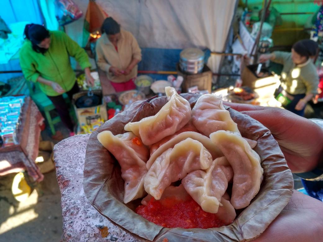 Yummy and cheap chicken momos we tried from these roadside stalls before the #ropeway ride in #Darjeeling and came back to post-ride.