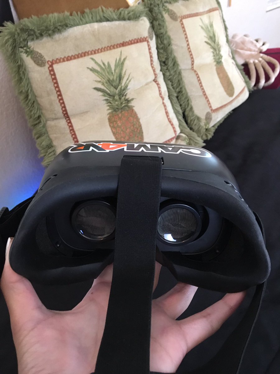 Tonight I will be giving away this #VR headset to the highest tipper! 😊 Cam4.com/Layla_Savage <a href="/Cam4Vr/">CAM4VR</a> <a href="/Cam4/">CAM4</a>