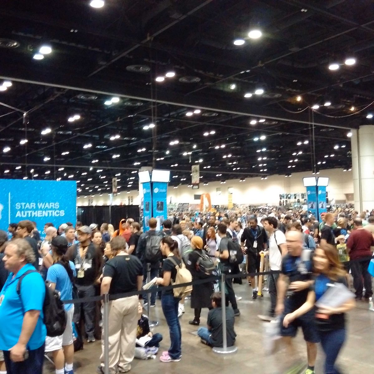 MDo_CommDyn's tweet image. Line-ups to get photo ops and autographs from the favorite stars. #SWCO starwarsauthentics.com