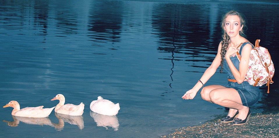 Duck Feeding in Denim sheyna.com/2017/04/16/den…