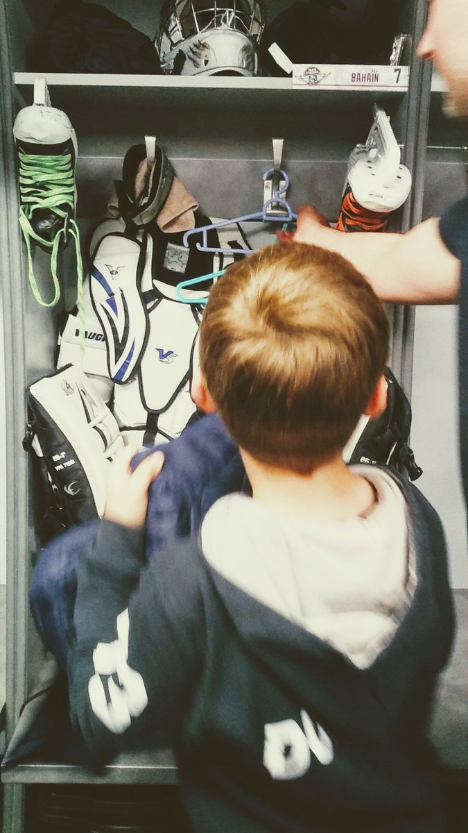 PapierBulle2's tweet photo. #U11 un #LittleDuc heureux d'être dans les vestiaires des @DucsdAngers à la place de @popbahain #GoDucsGo https://t.co/M1IeqX5EWS