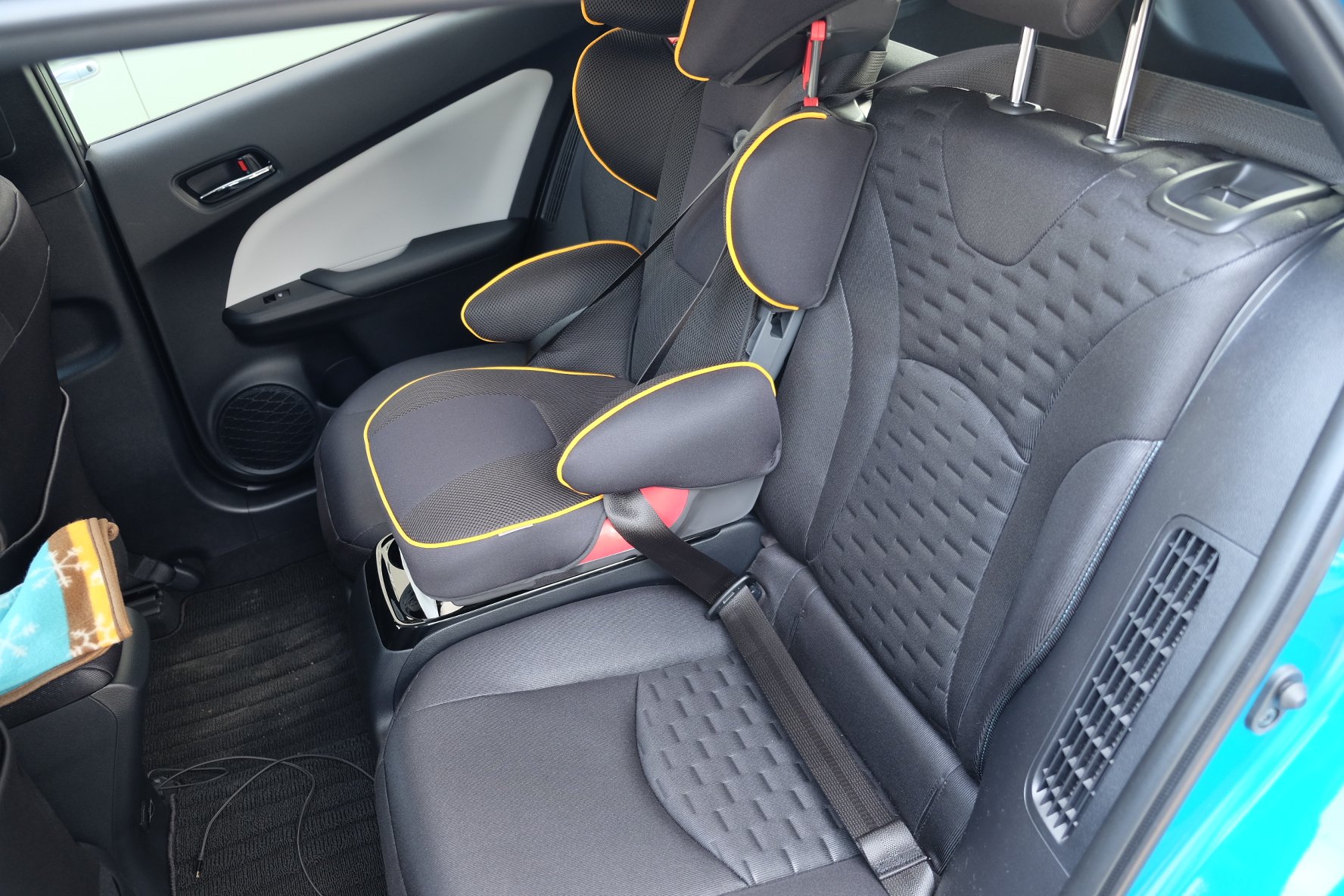 Chihiro Hirose プリウスphvは４人乗りではあるが 道路交通法上 子供３人は定員２人 と見なしてよいので 後部座席に子供３人乗せることは可能だ とりあえず後部座席の真ん中にジュニアシートをつけてみる実験はしなくてはならないだろう 結論 安全性は