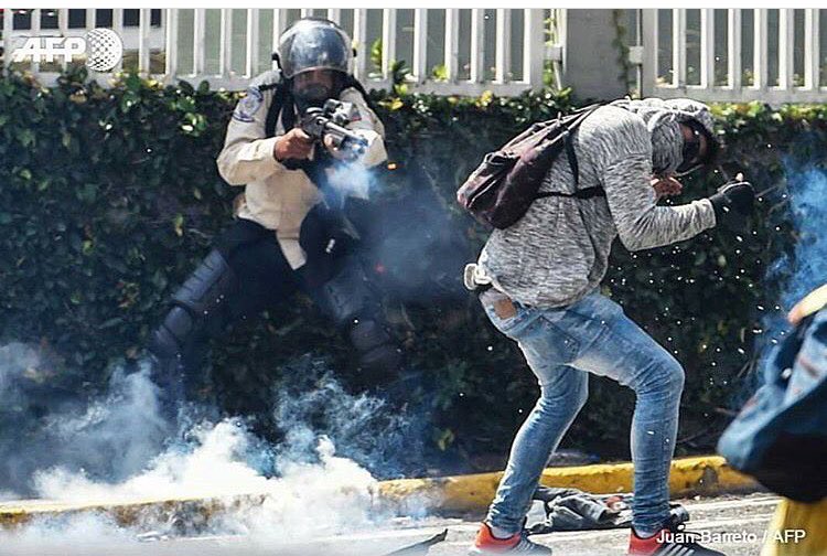 #TrancaTuCalle COMO NOS DISPARAN A QUEMA ROPA SE NEGOCIA CON ESTA GENTE ¡?QUE VA UN ESTOMAGO VACIO ATACANDO A OTRO PARA DEFENDER UNO LLENO