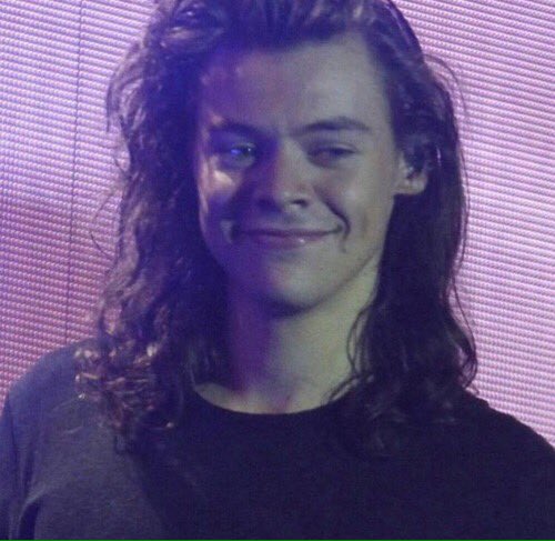 l0uiskittypeach's tweet photo. *Harry regala kiwis y todas creen que cantara esa canción. 

*cantará Ever Since New York 

Harry: https://t.co/2o9touKSiu