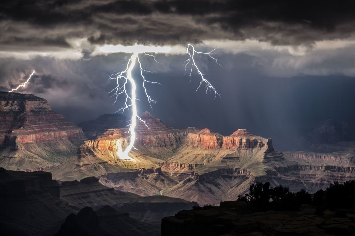 earthescope's tweet photo. Lightning bolt lightning up the Grand Canyon https://t.co/tCNjTMpnNm