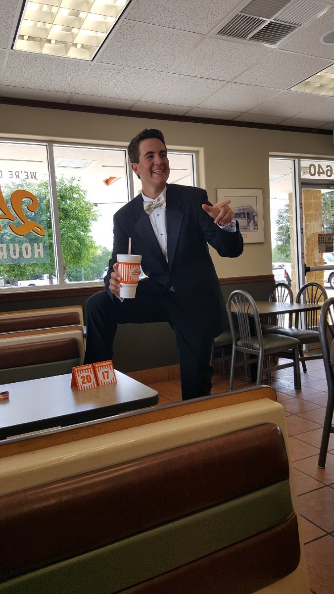 evan_mondebello's tweet photo. Senior pictures done the right way @Whataburger https://t.co/jq48CpeRwB