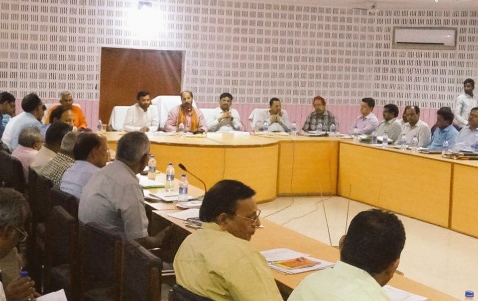 upendrtiwaribjp's tweet photo. बलिया कॉलेक्टरेट हॉल में, जिला के सभी विभाग के अधिकारीयो और बलिया डीएम के साथ  बैठक करते हुए @CMOfficeUP @BJP4UP https://t.co/9YH0bmOODM